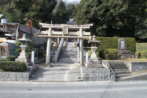 咹