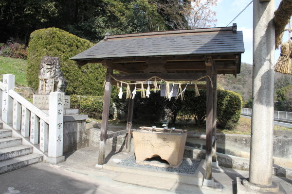 萅